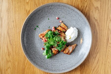 Цыпленок с копченым кремом и гранатом