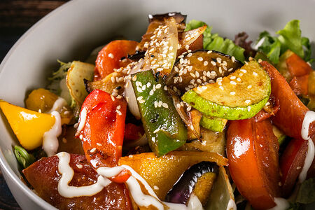 Вок салат из баклажанов, спелых томатов и болгарского перца в кунжутной заправке