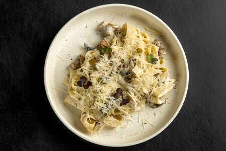 Паста с курицей и грибами