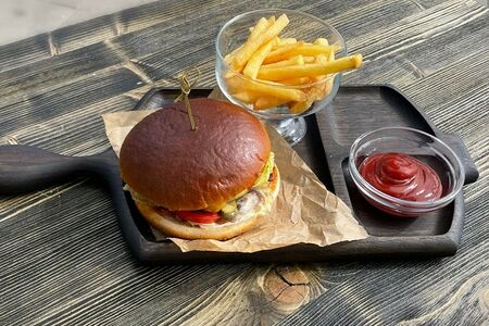 Бургер с говяжьей котлетой