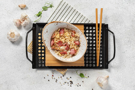 Рис с яйцом и беконом