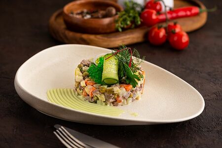 Салат Оливье с бужениной и пряным майонезом