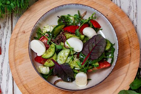 Салат овощной с моцареллой