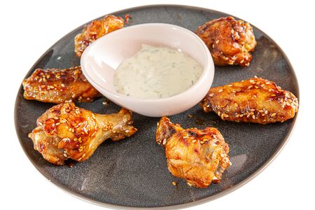 Куриные крылья с соусом тартар
