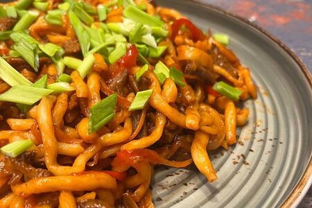 Цуйван с говядиной под устричным соусом