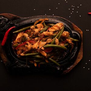 Фахитос с курицей на шипящей сковороде