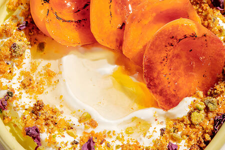 Лабне из греческого йогурта с нектаринами и мёдом