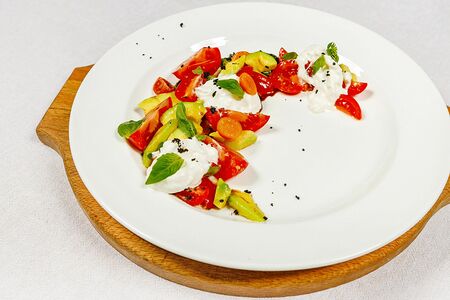 Страчателла с овощами, песто и томатными гренками