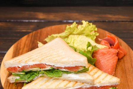 Сэндвич с красной рыбой