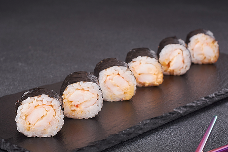 Мини-ролл с острой тигровой креветкой