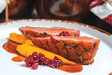 Утиная грудка с моченой брусникой