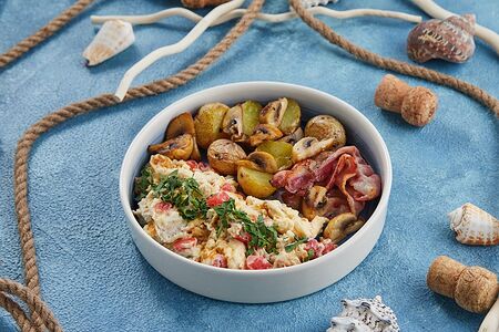 Скрэмбл с томатами, беконом и картофелем