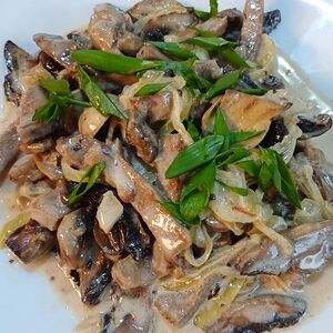 Язык с грибами в сметанном соусе