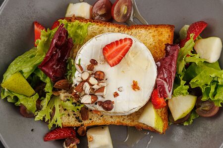 Гриль камамбер с сезонными фруктами