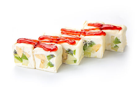 Сладкий ролл с клубничным соусом