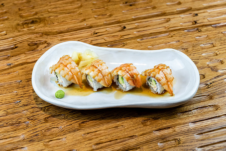 Ролл креветка, авокадо, соус шисо
