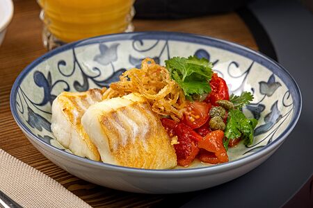 Мурманская треска с салатом из печеного перца