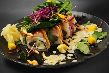 Ролл никкей с креветкой и соусом том ям