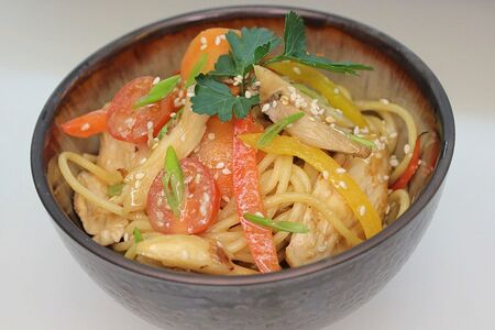 Лапша Wok с курицей и грибами в сливочном соусе