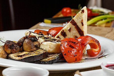 Жаренный сыр с овощами на гриле