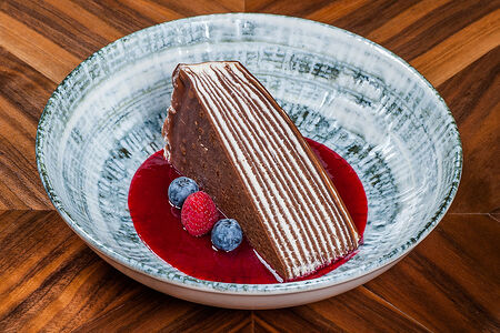 Шоколадный блинный торт с малиновым соусом