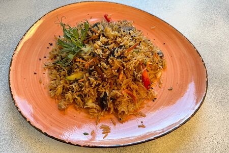 Вок овощной с рисом и грибами веганский