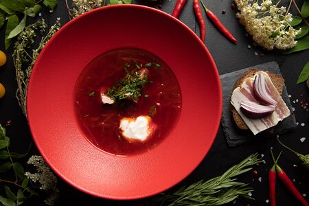 Борщ из говядины со сметаной