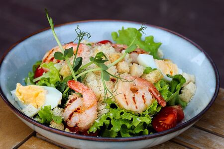 Салат Цезарь с креветками