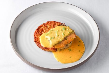 Стейк из форели на дранике с соусом голландез