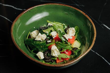 Салат с овощами и брынзой