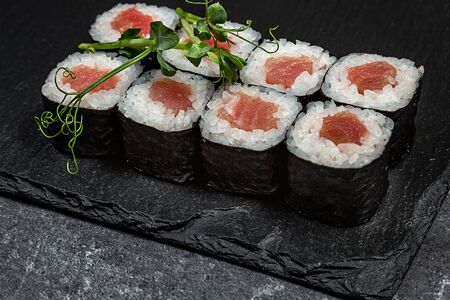 Маки с тунцом