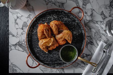 Цыпленок жареный с соусом из кинзы и чеснока