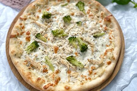 Пицца с курицей и брокколи