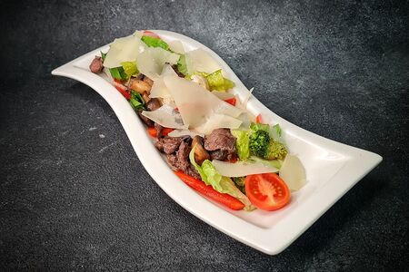 Теплый салат с говядиной и овощами по-испански