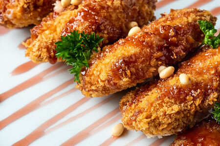 Жареный сулугуни с брусничным соусом и розовыми томатами доставка