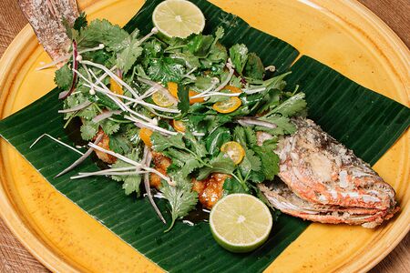 Жареный ред снеппер, китайский соус, овощи