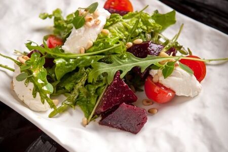 Лёгкий салат с печёной свёклой и творожным сыром