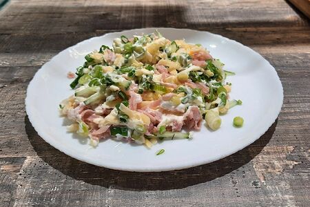Салат с сыром и ветчиной