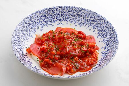Карпаччо из копченого тунца с сырным кремом
