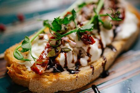 Брускетта с томатами и страчателлой