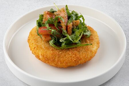 Жареный сулугуни с салатом из спелых томатов и рукколы