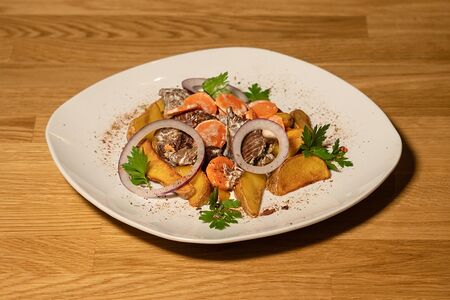 Говяжьи щечки с отварным картофелем