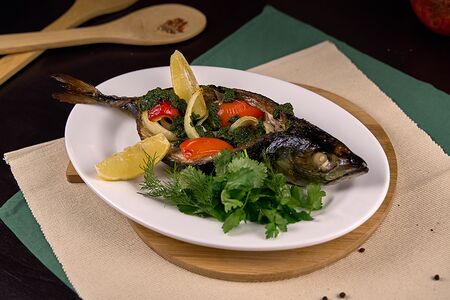 Скумбрия под соусом киндзмари