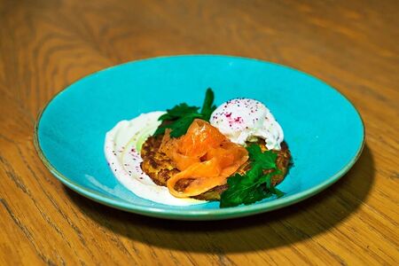 Драники с лососем и сметаной