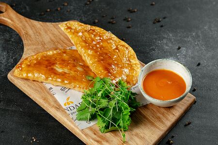 Кутабы с бараниной и соусом матбуха