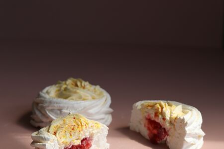 Пирожное Павлова манго-клубника