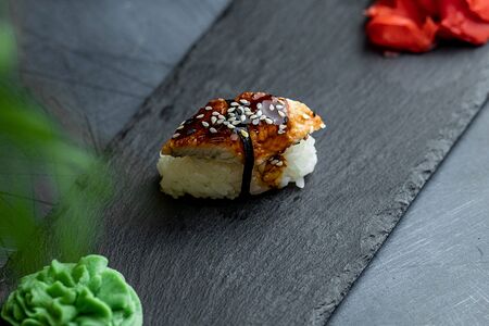 Суши с угрем