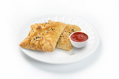 Два хачапури с соусом сацебели