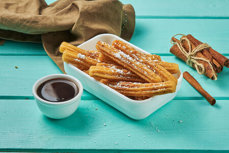 Чуррос с шоколадным соусом