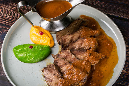 Ростбиф с морковно-гороховым пюре под мясным греви